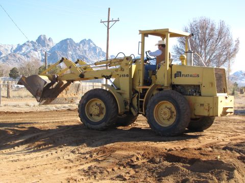 1995 Ford Bronco - Fiat-Allis 315-B front loader operating on a construction site with a mountainous backdrop.