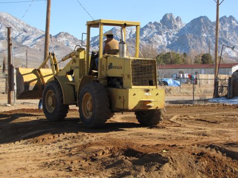 1995 Ford Bronco - A Fiat-Allis wheel loader operates on a construction site with a mountainous backdrop.