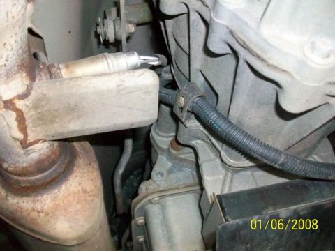 2000 Isuzu Vehicross - Close-up view of engine components and exhaust system, dated 01/06/2008.