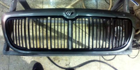 2001 Mercury Grand Marquis - The front grille of a 2001 Mercury Grand Marquis is shown, the brand's emblem and model's emblem.