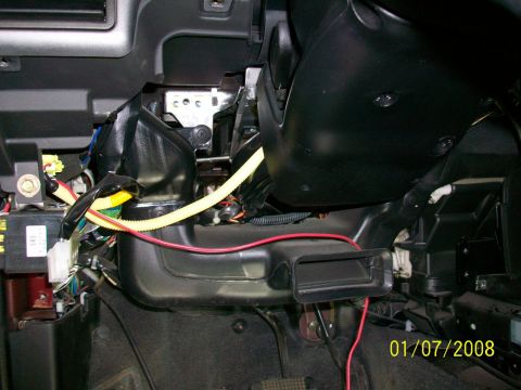 2000 Isuzu Vehicross - Close-up view of the complex wiring and ducting within a vehicle's dashboard area, timestamped 01/07/2008.