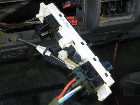 1983 Ford Bronco - Being a '93, I expected it to have this single push-pull temperature blend cable. I'll swap it for a revised pull-pull dual cable. [url=htt…