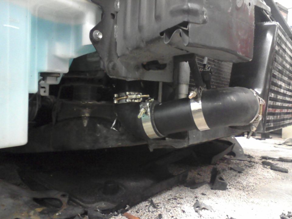 Engine bay intercooler pipe with metal clamps