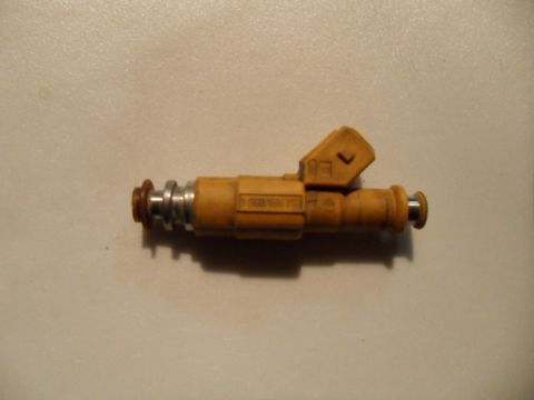 1973 Ford Ranchero - A single yellow fuel injector is shown against a plain background, with a website address visible at the bottom right.