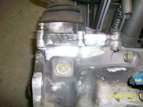 2000 Isuzu Vehicross - A close-up view of a vehicle's transmission component, with a date stamp indicating 01/09/2008.