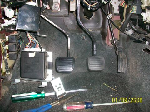 2000 Isuzu Vehicross - Close-up of a vehicle's footwell, revealing pedals, electrical components, and tools, with a date stamp of 01/09/2008.