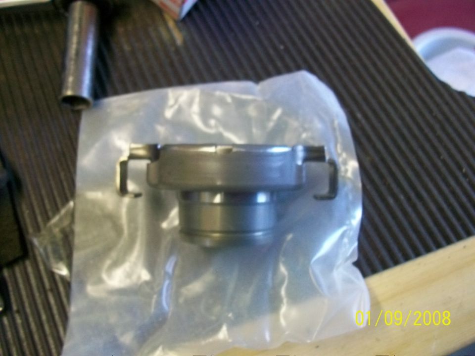Clutch release bearing in plastic packaging, metal component with clips