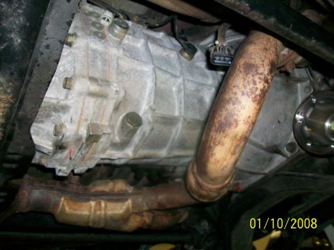 2000 Isuzu Vehicross - Underside view of vehicle transmission and exhaust system components, with a date stamp of 01/10/2008.