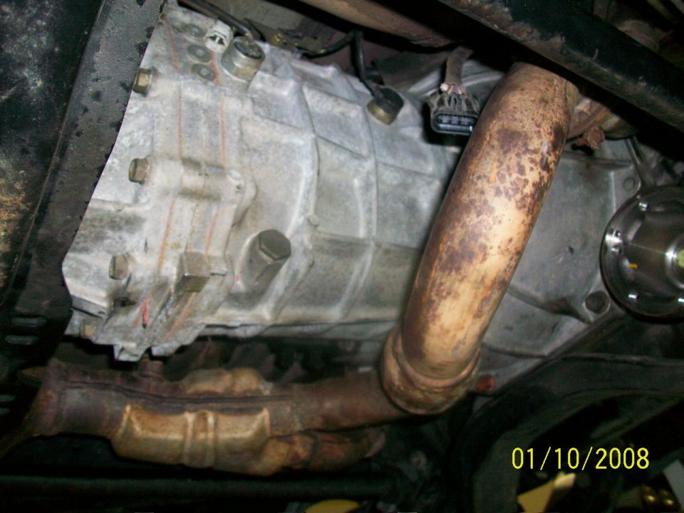 Vehicle transmission and exhaust pipes, viewed from below. Date stamp reads 01/10/2008