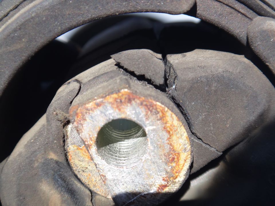 Cracked motor mount with rusted metal insert