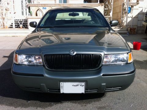2001 Mercury Grand Marquis - This Mercury Grand Marquis has a distinctive grille and headlight design.