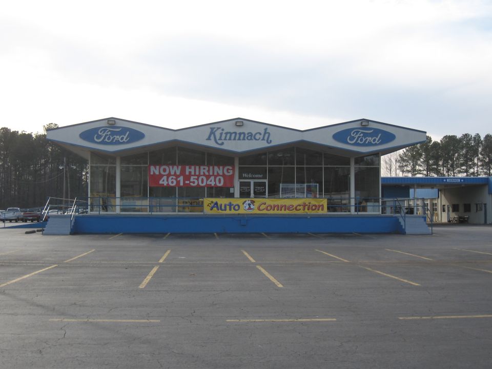 Kimnach Ford dealership with 'NOW HIRING' and 'Auto Connection' banners visible