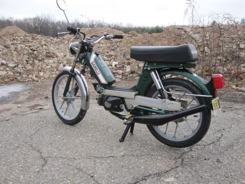 1981 Garelli Rally Sport - A green moped with 'Garelli' and 'Rally Sport' text is parked outdoors.