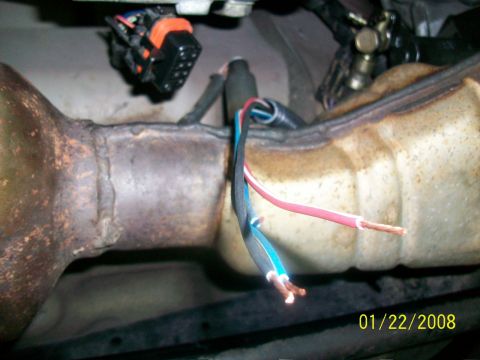2000 Isuzu Vehicross - Close-up view of vehicle exhaust system components, including wiring and a connector, with a date stamp of 01/22/2008.