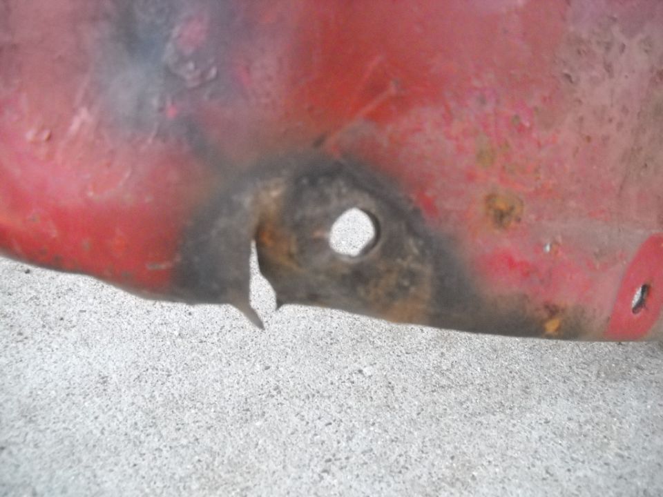 1-15-2012:

No rust just another crack like the other fender.