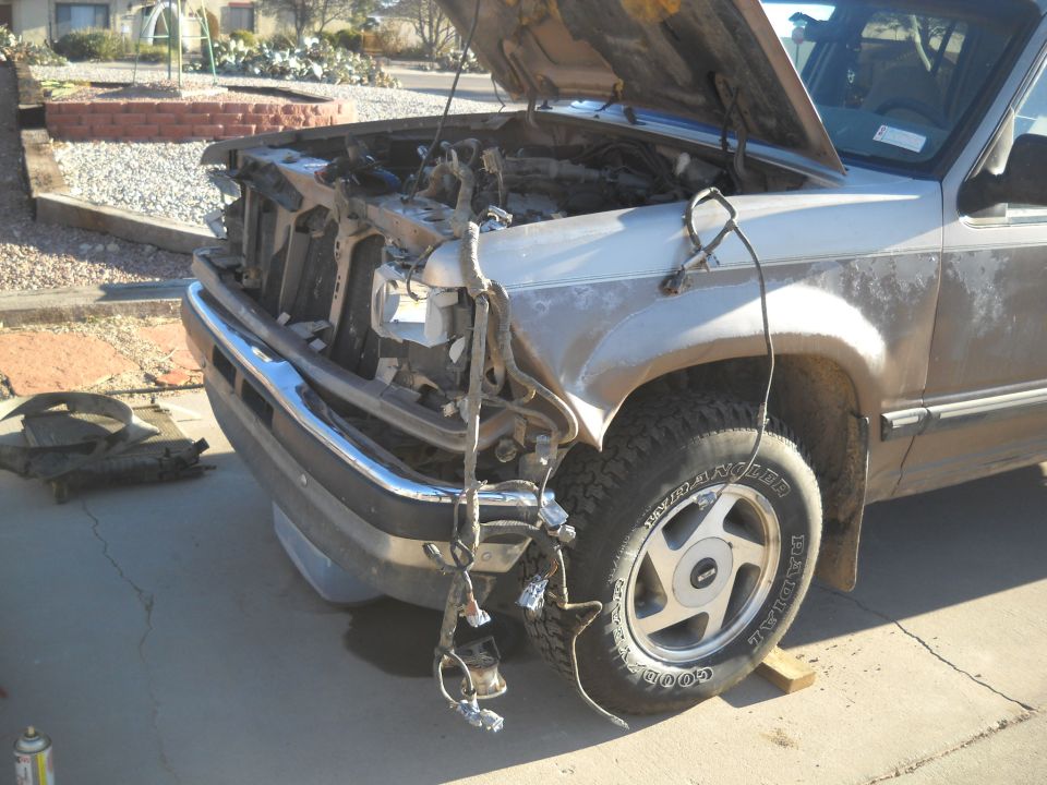1992 Ford Explorer front end damage, hood open