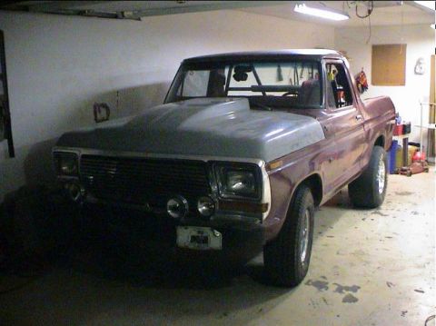 1979 Ford Bronco - Hood is of poor quality but I'll use it for now