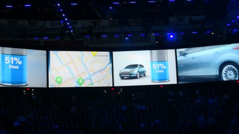 1993 Ford Taurus - A blue car is displayed on a large screen with graphics indicating 51% and 51ml.