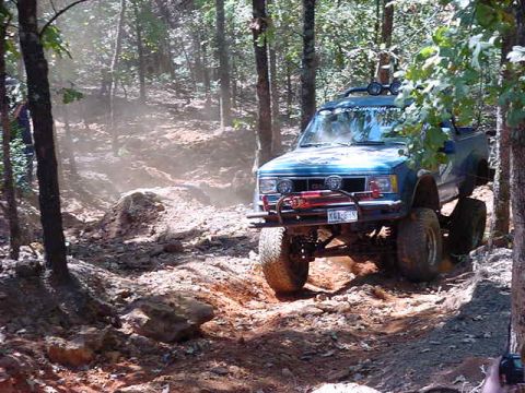 1986 Ford Bronco - flexin the suspension!!