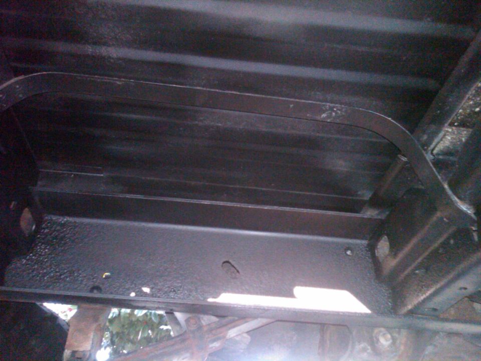 Underside of vehicle frame with visible Supermotors.net logo