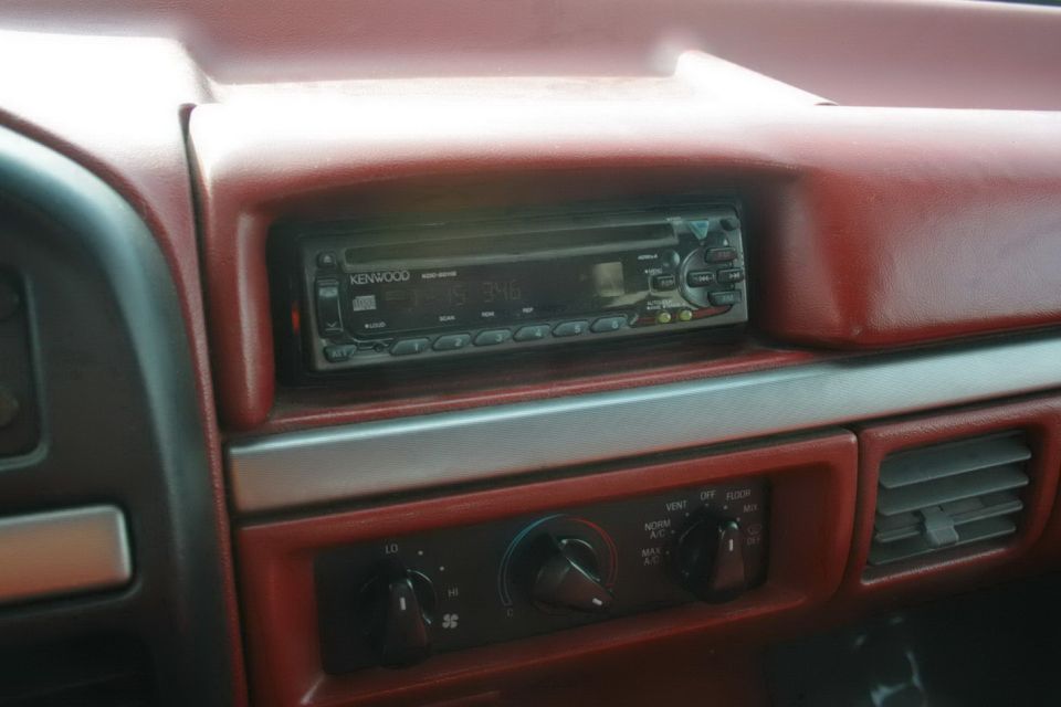 I have to work with this...
1.- Left speakers make any sound
2.- It stops working every time I chance from Quarters to Low Beam Exterior lights...