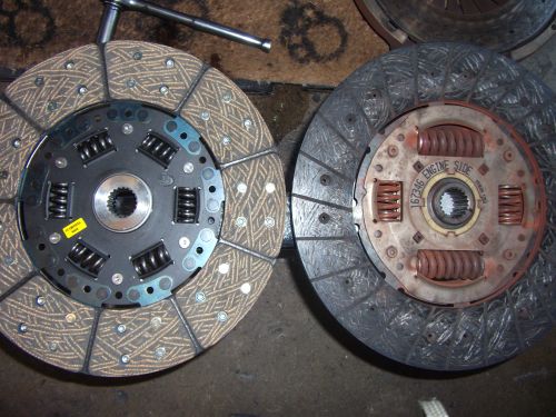 Clutch disc and pressure plate with 'ENGINE SIDE' marking