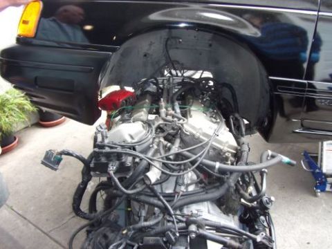 1991 Ford Taurus - The engine of a 1991 Ford Taurus is exposed for maintenance or modification.