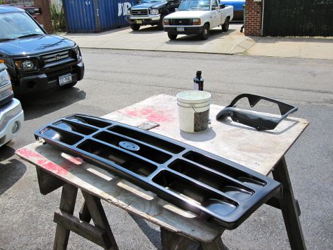 1992 Ford Bronco - same with all the chrome plastic parts, door handles, wipers and antenna. windshield trim as well. FORD oval is original! i ordered the gri…