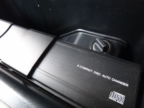 2000 Lincoln Continental - Interior view of a 6 Compact Disc Auto Changer with a cigarette lighter.