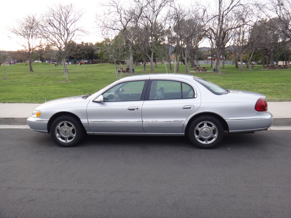 2000 Lincoln Continental parked on street, side view