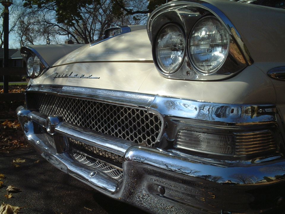 Front/grill chrome, etc. close-up