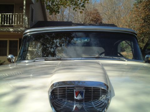 1967 Ford Galaxie - Close-up hood