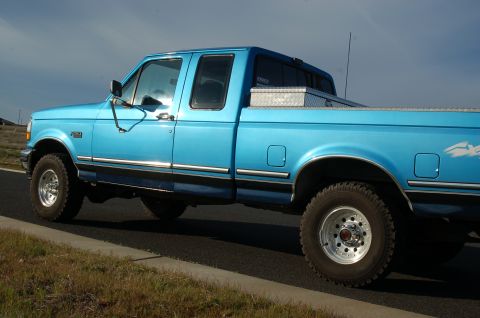 1992 Ford F-150 - This 1992 Ford F-150 pickup is shown from the side, a toolbox mounted in the bed.
