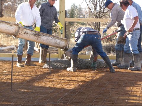 1995 Ford Bronco - Workers pour concrete from a chute onto a rebar grid, with a "SuperMotors.net" watermark visible.