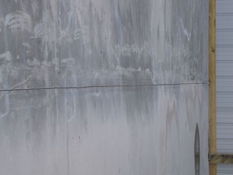 1995 Ford Bronco - A close-up of a stained concrete wall with a visible Supermotors.net logo.