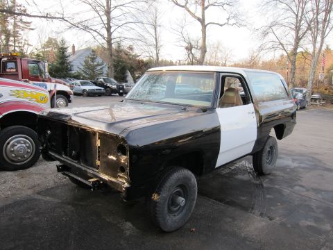 1987 Dodge 1500 - This Dodge Ramcharger SUV is undergoing bodywork, with its front end disassembled.