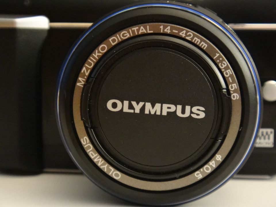 Olympus M.Zuiko Digital 14-42mm 1:3.5-5.6 lens with 40.5mm filter thread