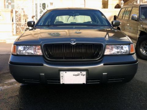 2001 Mercury Grand Marquis - Front view of a 2001 Mercury Grand Marquis with a Kuwaiti license plate.