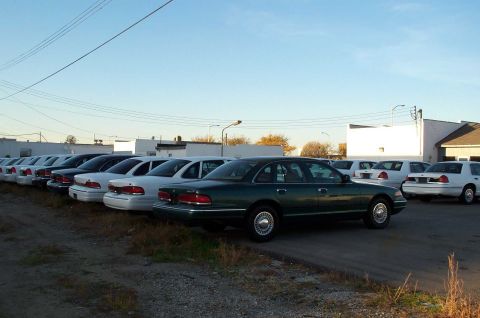 1998 Ford Crown Victoria - Another pic of the rear row. The nearest P71 is also green metallica and the white '96 next to it only had 58K on the odometer. (semi-large…