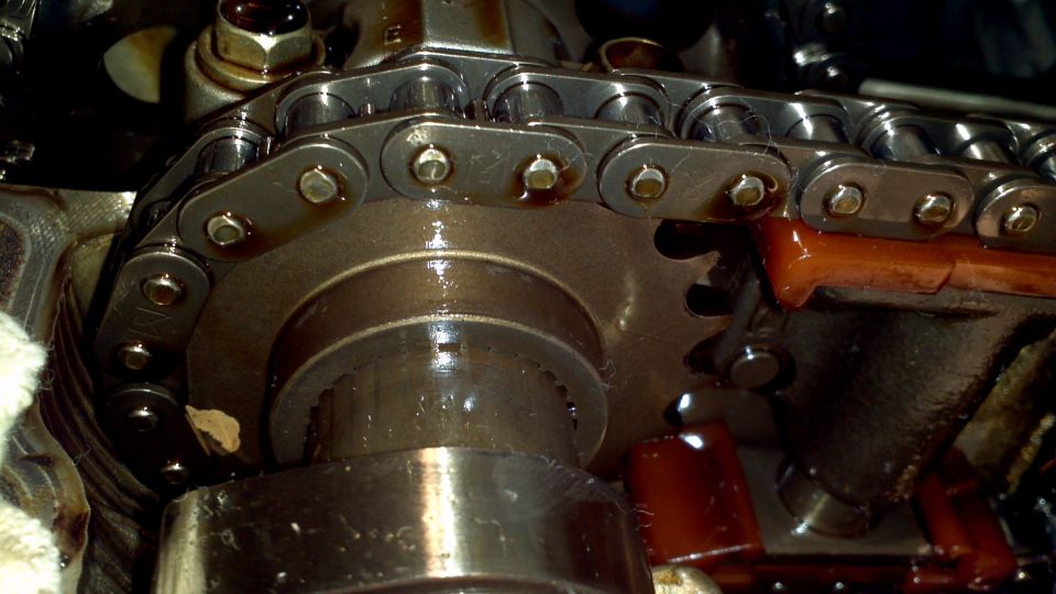 Engine timing chain and gears with oil residue