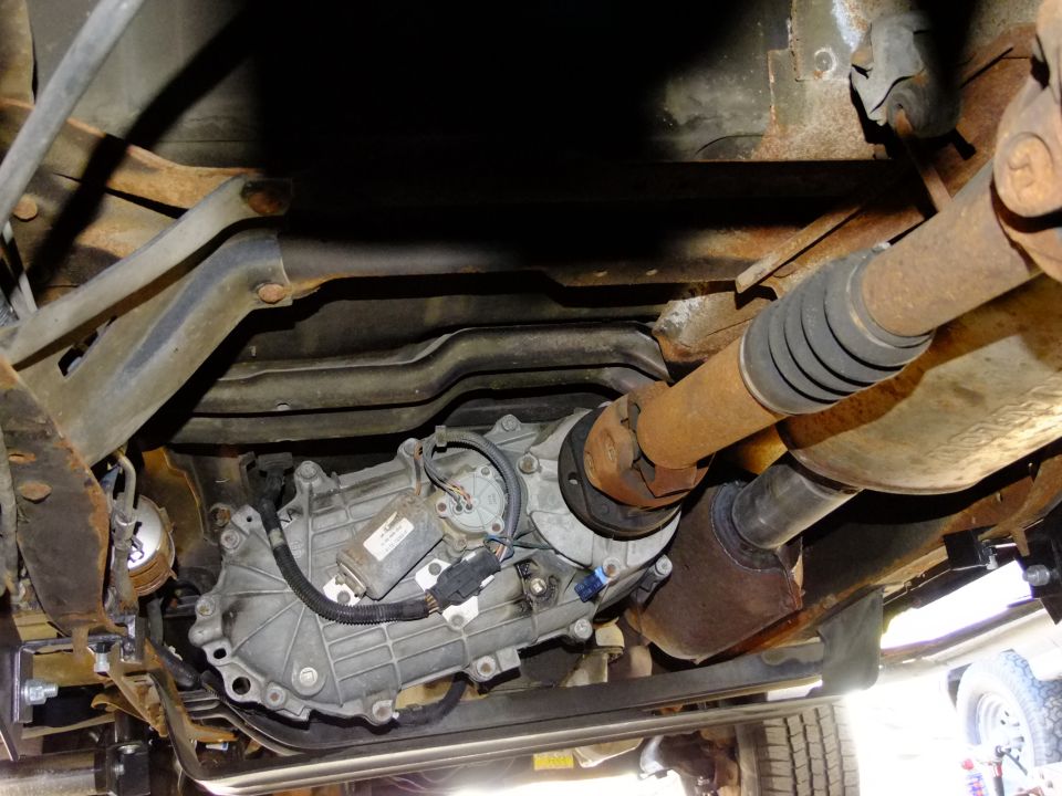 Transfer case and driveshaft assembly underneath a vehicle