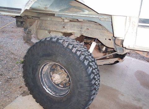 1990 Ford Bronco - Leafs fan out. Can also see spring twist at front of main leaf if you look carefully
