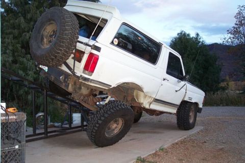 1990 Ford Bronco - Here's where things got interesting, never seen this much travel from the front axle before