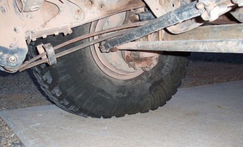 1990 Ford Bronco - Front main leaf is getting worked! Also note clearance between drag link and leaf. High steer would be impossible without more lift, note w…