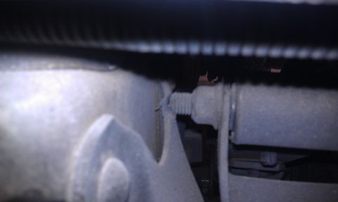 1995 Ford Bronco - Detail of a bolt and bracket assembly, with a Supermotors.net watermark.