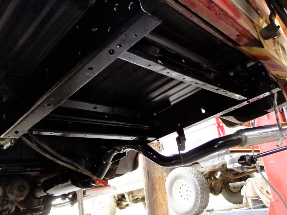 1995 Ford Bronco underbody with exhaust system and rear axle visible