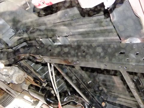 1995 Ford Bronco - The underbody chassis and exhaust system are visible in this close-up view.