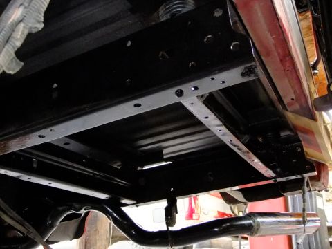 1995 Ford Bronco - Underside of a vehicle frame and exhaust system, with Supermotors.net logo visible.