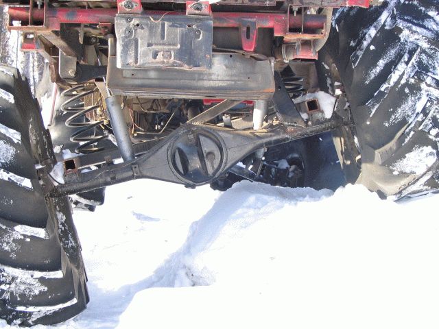 Vehicle rear axle assembly with large tires in snow