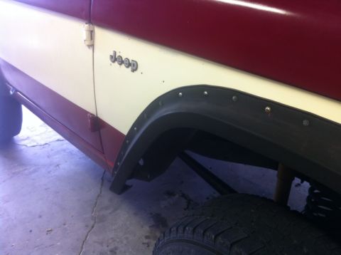 1989 Ford Bronco - Close-up of a Jeep's fender flare and two-tone paint scheme.